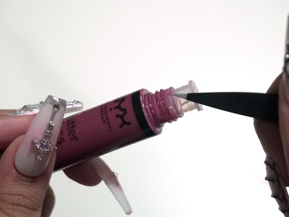 How to Repair a Broken Lip Gloss Stopper: crwdns2935265:02crwdnd2935265:02crwdnd2935265:02crwdne2935265:0