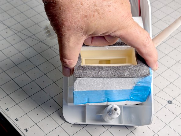 Frigidaire Side-By-Side Refrigerator Freezer Thermistor Replacement, Lift the damper assembly: 手順 10、 2の画像 2