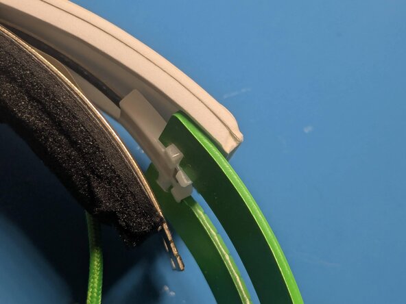 Razer Kraken (Kraken TE) Headband Replacement, Remove the right ear cup: crwdns2935265:010crwdnd2935265:02crwdnd2935265:03crwdne2935265:0
