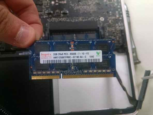 Macbook 2009-2010 Unibody White Disassembly, Removing The RAM: crwdns2935265:05crwdnd2935265:02crwdnd2935265:03crwdne2935265:0