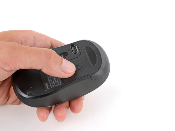 Logitech M185 Battery Replacement, Remove the battery cover: crwdns2935265:02crwdnd2935265:01crwdnd2935265:03crwdne2935265:0