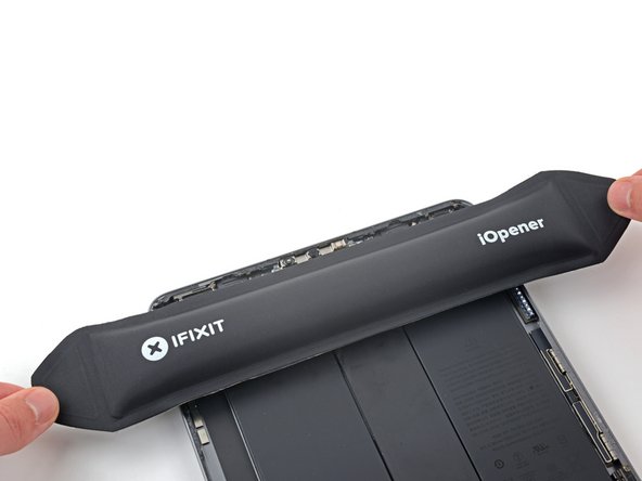 iPad Pro 11" 3rd Gen Battery Replacement, Heat the top cable shield: crwdns2935265:040crwdnd2935265:02crwdnd2935265:02crwdne2935265:0