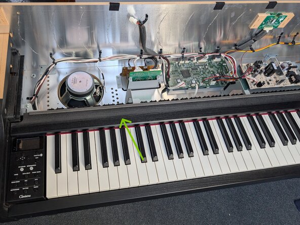 Yamaha CLP-645 - Cleaning Note Key Contacts, Remove Decorative Key Cover (internal): passo 3, immagine 1 di 2