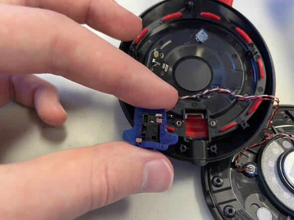 Beats Studio3 Wireless Auxilary Port Replacement: step 4, image 3 of 3