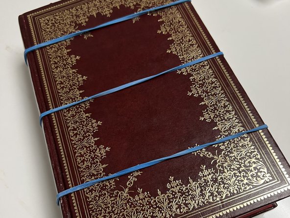 How to Reattach a Cover to a Hardcover Book: passo 21, immagine 3 di 3