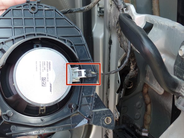2005 GMC Sierra SLT 1500 Rear Passenger Side Window Motor Replacement, Unplugging the Speaker: 步骤 7 中的图像 1，1