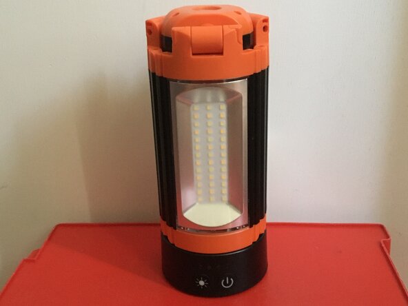 Démontage de la lampe de travail LED sans fil à triple tête sur trépied Crystals modèle LD51, montre une vue extérieure de la lampe: étape 1, image 1 de 2
