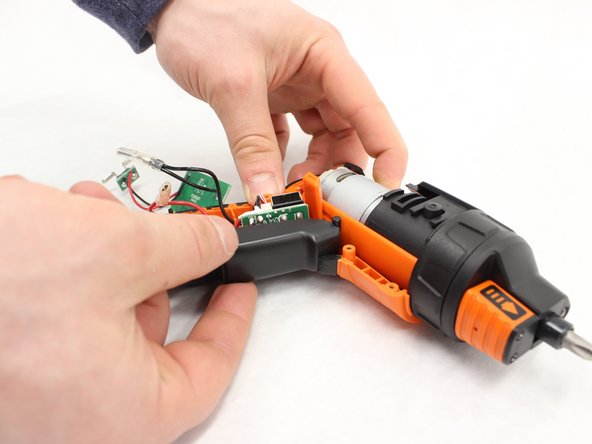 Black and Decker LI4000 Trigger/Switch Board Replacement: crwdns2935265:07crwdnd2935265:02crwdnd2935265:03crwdne2935265:0