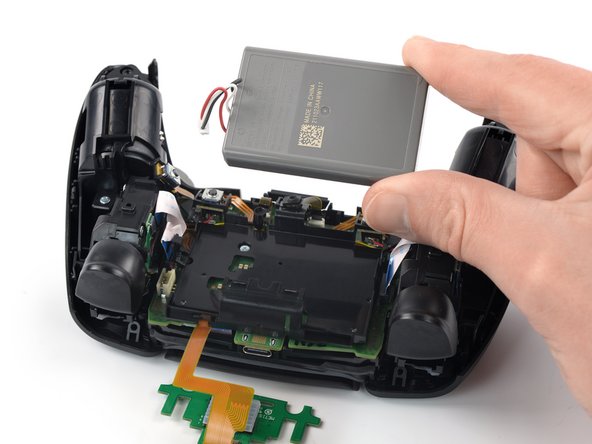 Scuf Reflex Battery Replacement, Remove the battery: crwdns2935265:020crwdnd2935265:02crwdnd2935265:02crwdne2935265:0