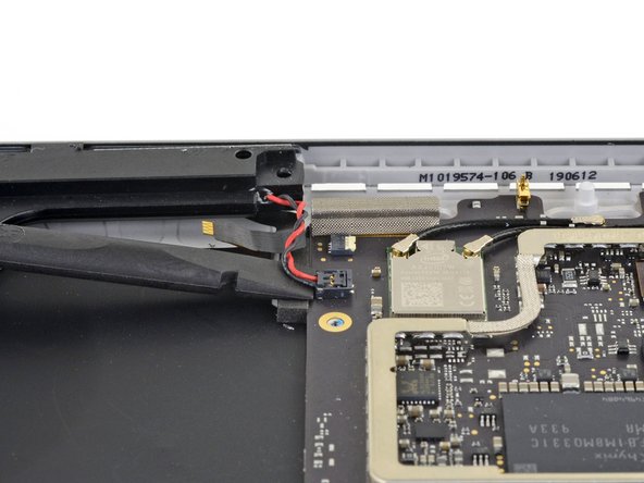 Microsoft Surface Pro 7 Volume and Power Button Cover Replacement: passo 32, immagine 2 di 3