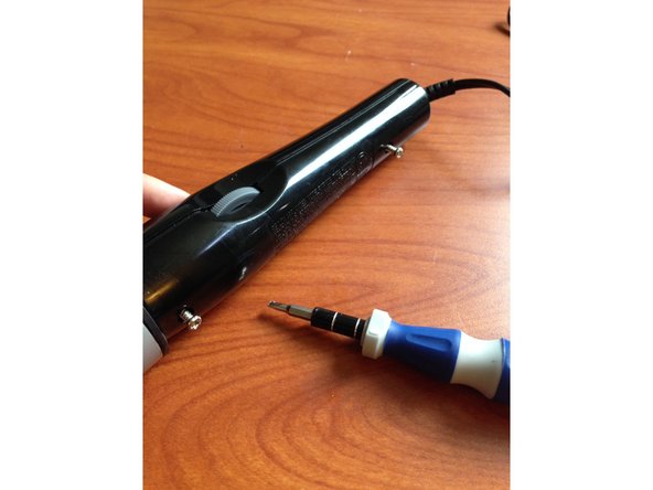 Revlon RVIR1008 Disassembly, Remove the bottom of the handle.: crwdns2935265:06crwdnd2935265:02crwdnd2935265:03crwdne2935265:0