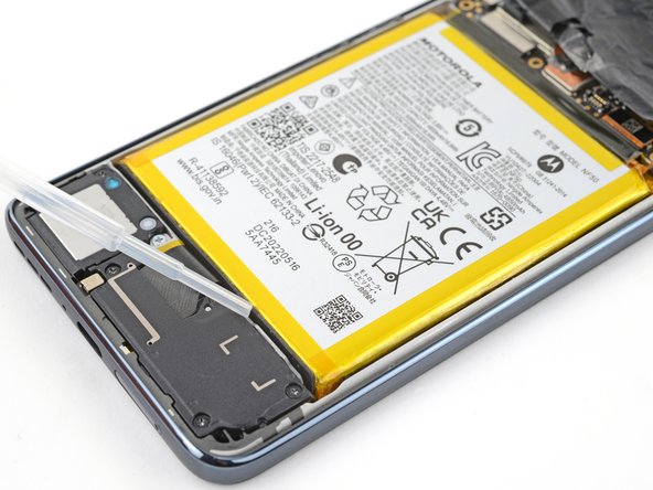 Motorola Edge (2022) Display Replacement, Apply isopropyl alcohol: crwdns2935265:025crwdnd2935265:02crwdnd2935265:02crwdne2935265:0