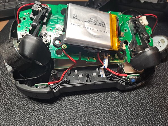 Nacon Asymmetric Wireless PS4 Controller Teardown, Remove the bumper ribbons: crwdns2935265:04crwdnd2935265:01crwdnd2935265:03crwdne2935265:0