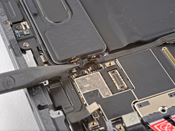 iPad Pro 11" 3rd Gen Battery Replacement, Disconnect the bottom left speaker cables: crwdns2935265:075crwdnd2935265:03crwdnd2935265:03crwdne2935265:0
