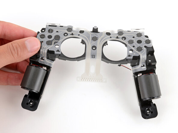 Steam Controller (2nd Gen, 2026) Flexible Button Circuit Replacement, Flip the midframe over: adım 25, 1 resimden 1.