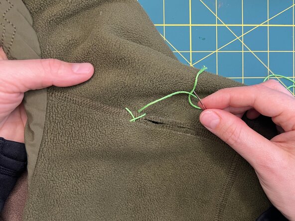 Herringbone Stitch on a Split Seam, Continue the stitch: crwdns2935265:06crwdnd2935265:02crwdnd2935265:02crwdne2935265:0