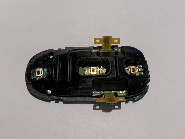Tesla Model X Key Fob Teardown, Remove side buttons: crwdns2935265:05crwdnd2935265:02crwdnd2935265:03crwdne2935265:0