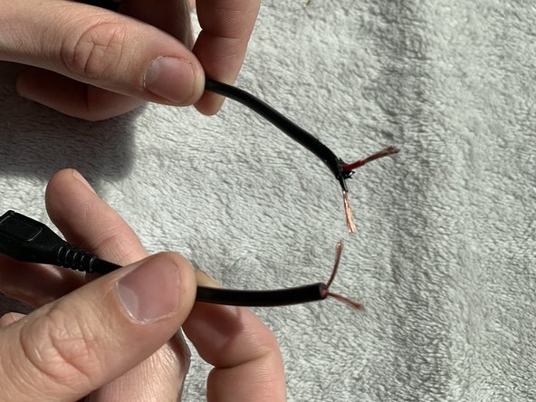 How to fix a break in a Belkin Lightning Charger Cable, Strip the wires: crwdns2935265:05crwdnd2935265:02crwdnd2935265:02crwdne2935265:0