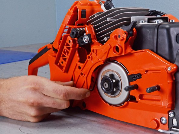 Echo Chain Saw CS590 2019 Oil System Replacement, Remove the brake cover: crwdns2935265:020crwdnd2935265:02crwdnd2935265:03crwdne2935265:0