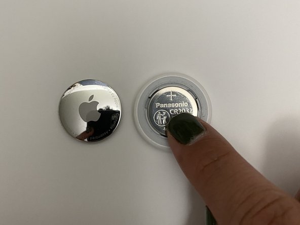 如何将 AirTag 恢复出厂设置: 步骤 5 中的图像 1，3