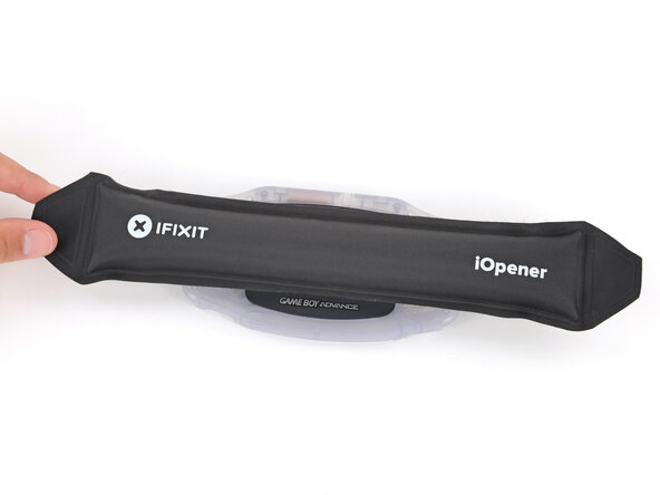 How to Reshell Your Game Boy Advance, Pry up the screen: crwdns2935265:016crwdnd2935265:03crwdnd2935265:03crwdne2935265:0