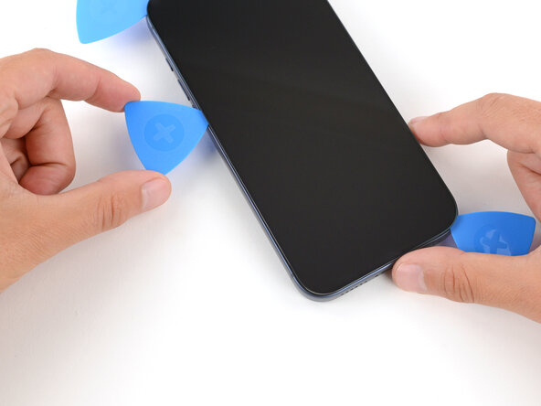 iPhone 17 Pro Battery Replacement, Separate the left edge adhesive: crwdns2935265:017crwdnd2935265:03crwdnd2935265:03crwdne2935265:0