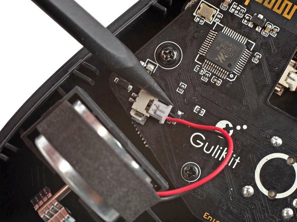 GuliKit KingKong 2 Pro Battery Replacement, Disconnect the right vibration motor: crwdns2935265:06crwdnd2935265:03crwdnd2935265:03crwdne2935265:0