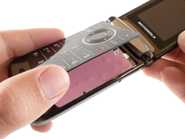 Motorola RAZR2 v9m Keypad Replacement: crwdns2935265:08crwdnd2935265:02crwdnd2935265:03crwdne2935265:0