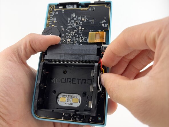 Disassembling ModRetro Chromatic (Released Mid-2025), Battery Tray: 步骤 4 中的图像 2，3