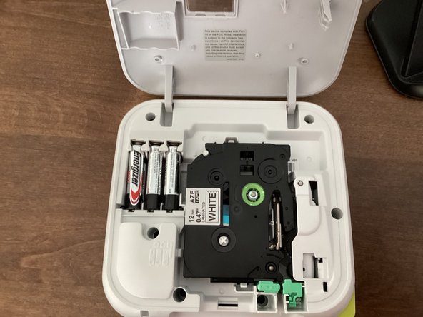 Brother PT-210 Battery Replacement, Back Cover: crwdns2935265:01crwdnd2935265:03crwdnd2935265:03crwdne2935265:0