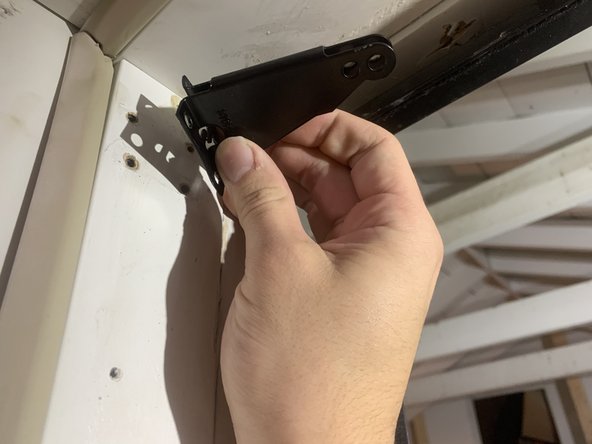 Pneumatic Door Cylinder Bracket Replacement: passo 3, immagine 3 di 3