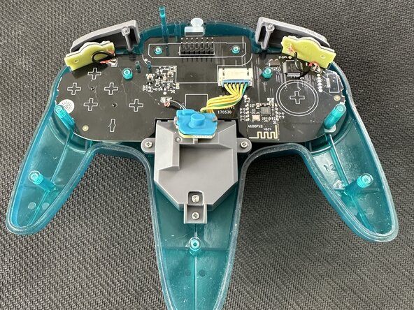 Installation du Mod Kit 8BitDo pour manette N64, Assembler la manette et visser les premières vis: étape 16, image 2 de 3