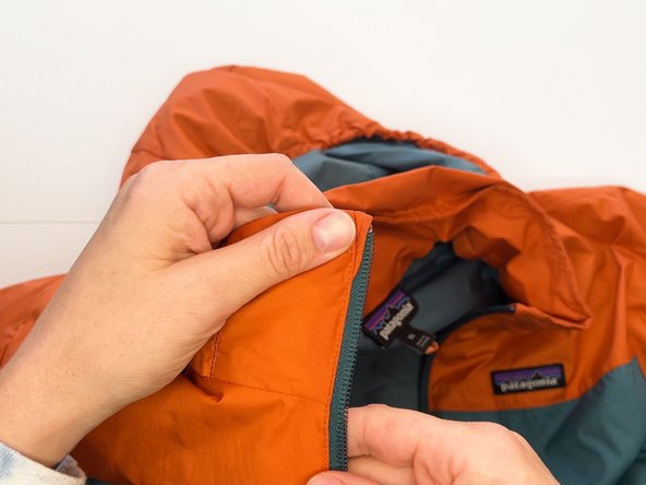 Coil Zipper Slider Replacement, Locate the top stop: crwdns2935265:02crwdnd2935265:02crwdnd2935265:03crwdne2935265:0