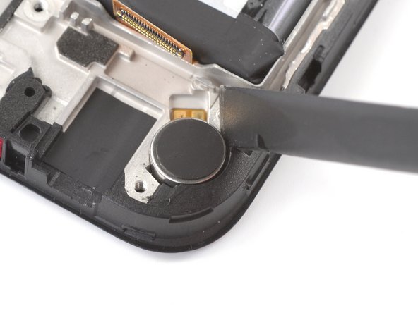 Nokia G42 5G Screen Assembly Replacement, Pry up the vibration motor: crwdns2935265:024crwdnd2935265:01crwdnd2935265:03crwdne2935265:0