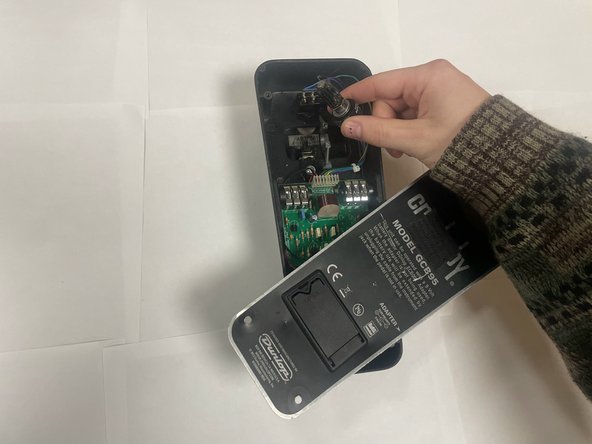 How to Align the Envelope Modulator on a Dunlop Crybaby Pedal: step 3, image 2 of 3