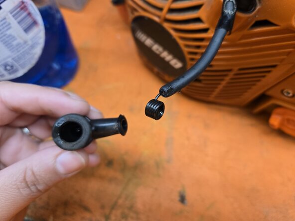 Echo Chain Saw CS590 2019 Spark Plug Terminal Replacement, Disconnecting the cap from the coil: crwdns2935265:022crwdnd2935265:02crwdnd2935265:02crwdne2935265:0