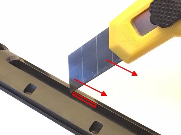 Amazon Fire TV Wackelkontakt im Batteriefach, Gummierte Batterie-Fixierung abtrennen: crwdns2935265:05crwdnd2935265:03crwdnd2935265:03crwdne2935265:0