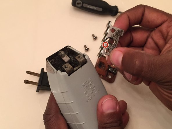 Andis T Outliner Trimmer with T Blade Model G Top Blade Replacement, Remove bottom blade from top blade.: crwdns2935265:04crwdnd2935265:02crwdnd2935265:02crwdne2935265:0