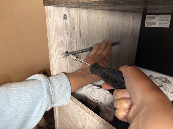 Ashley Furniture's 5 Drawer Chest Drawer Slide Replacement: crwdns2935265:05crwdnd2935265:02crwdnd2935265:02crwdne2935265:0