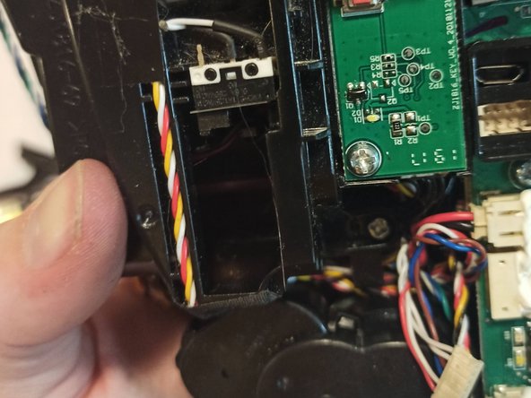 Ecovacs Deebot 920 Reassembly, Install The Right Wheel Well: crwdns2935265:07crwdnd2935265:03crwdnd2935265:03crwdne2935265:0