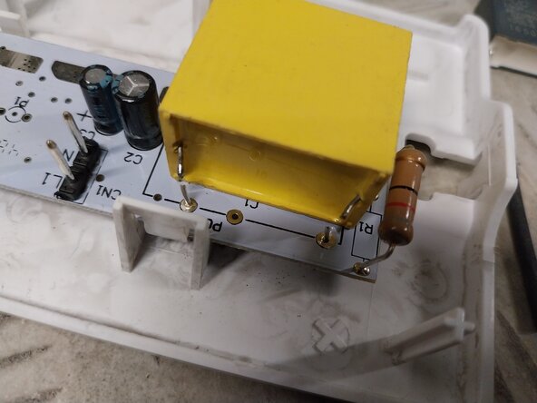 Reparación luminaria de emergencia AERLUX cambio condensador 1,2 uF: paso 12, imagen 2 de 2