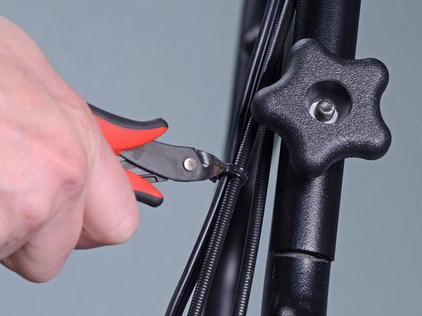 Toro Walk Behind Mowers 21199HD 2018 Traction Cable Replacement, Cut the zip ties: crwdns2935265:05crwdnd2935265:02crwdnd2935265:02crwdne2935265:0