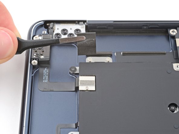 MacBook Air 15" 2024 Headphone Jack Replacement, Remove the foam pad: crwdns2935265:017crwdnd2935265:02crwdnd2935265:02crwdne2935265:0