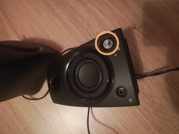 How to open Logitech Z130 speakers, Remove the volume button and its nut: crwdns2935265:04crwdnd2935265:02crwdnd2935265:03crwdne2935265:0
