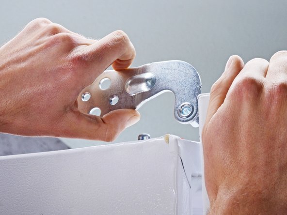 Whirlpool Refrigerator Freezer Door Replacement, Remove the door hinge: crwdns2935265:012crwdnd2935265:03crwdnd2935265:03crwdne2935265:0