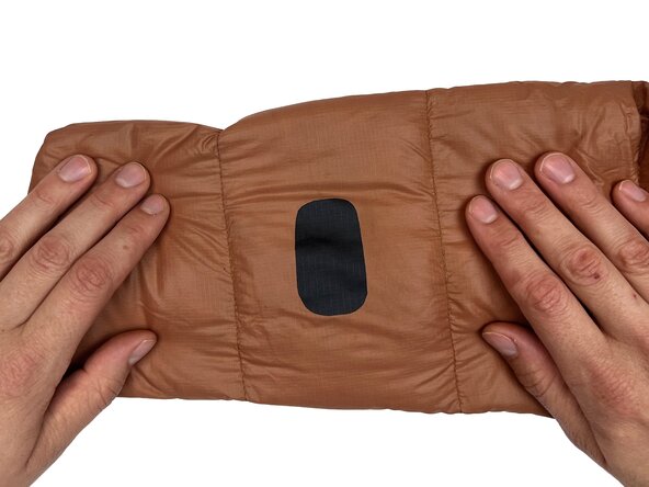 Réparer une doudoune à l’aide d'un patch adhésif, Poser le patch adhésif: étape 4, image 3 de 3