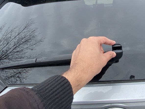 Toyota Rav4 2019-2024 Rear Windshield Wiper Replacement: Schritt 8, Bild 1 von 3