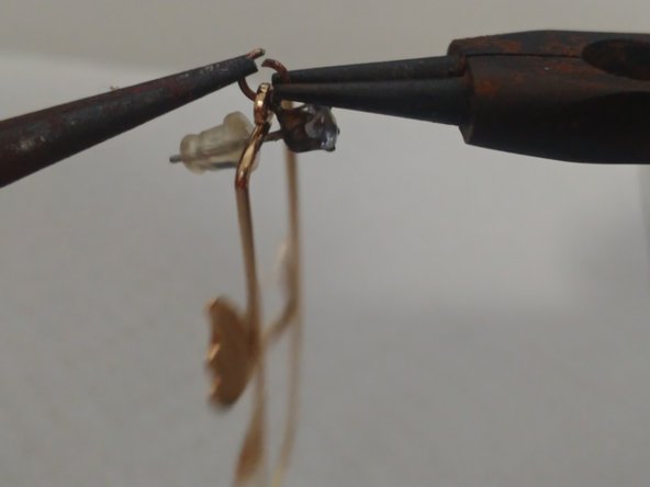 How to Repair a Dangle Earring: crwdns2935265:05crwdnd2935265:02crwdnd2935265:02crwdne2935265:0