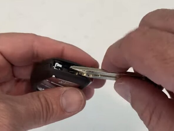 2015-2020 Hyundai Elantra Key Fob Battery Replacement: stap 2, afbeelding 1 van 3