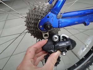 Fitting a rear store derailleur